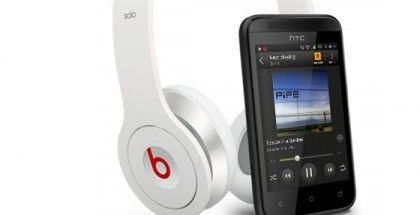 En esta imágen vemos los cascos incluidos en HTC Desire 200.