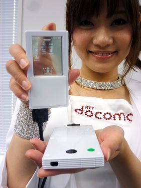 NTT DoCoMo presenta smartphone de display transparente