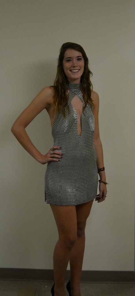 Vestido realizado con una malla de aluminio