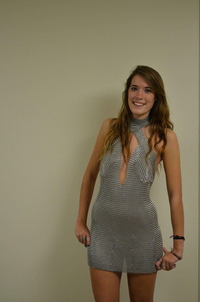 Vestido realizado con una malla de aluminio