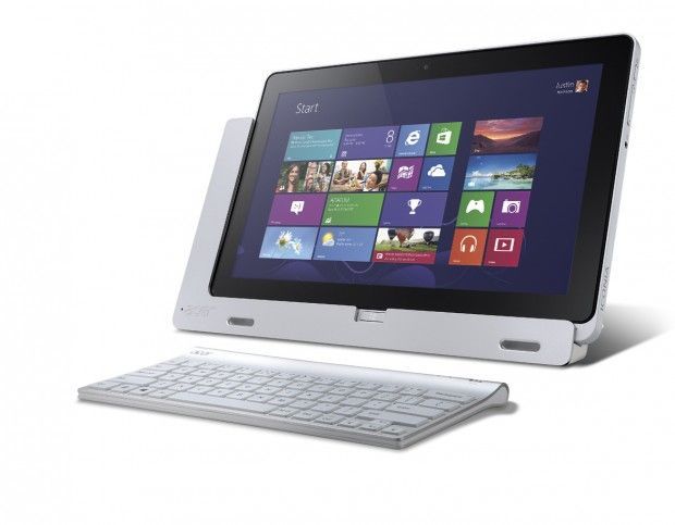La Acer Iconia W700 puesto en el soporte con su teclado inalámbrico.