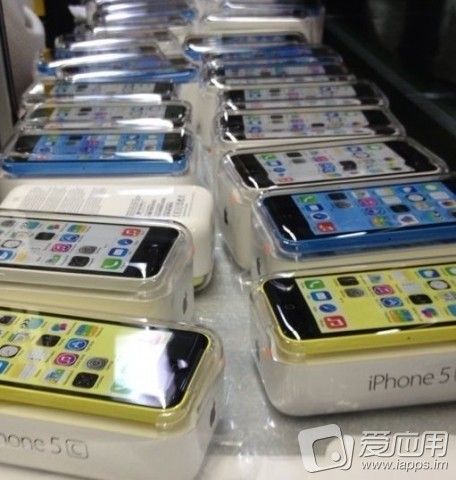 Distintas cajas del iPhone 5C con los diferentes colores disponibles