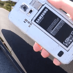 Un Samsung Galaxy S5 atropellado por un Tesla Model S, ¡Sobrevive!
