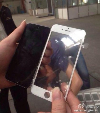 iPhone 6 se muestra al lado del iPhone 5S