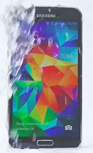 El Galaxy S5 nomina al iPhone 5S tras cumplir el reto de cubo helado