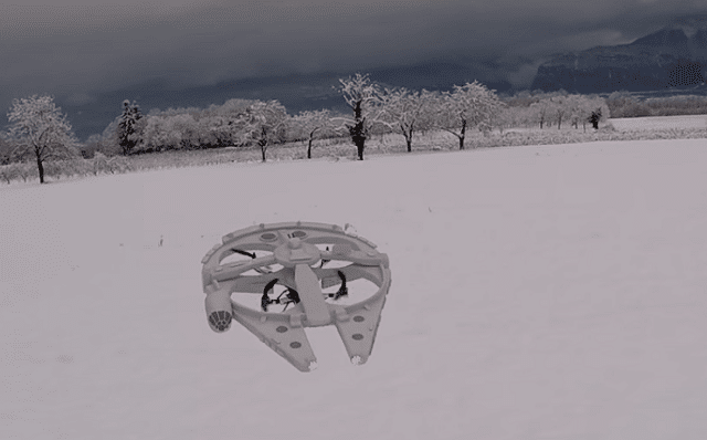 Un dron con forma de Halcón Milenario