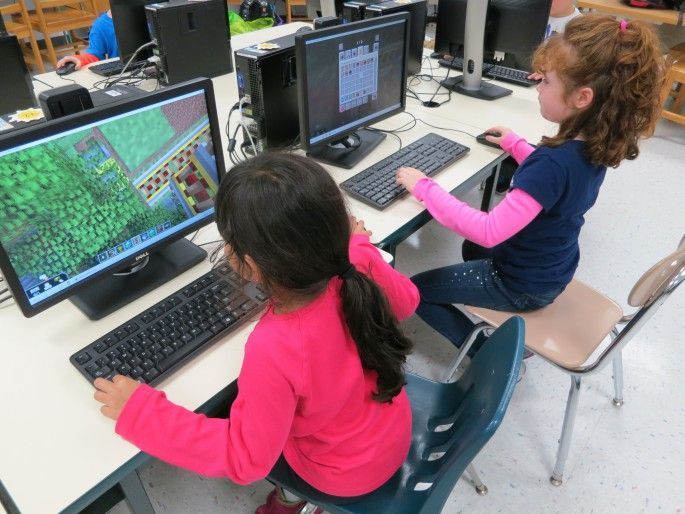 Niños jugando a Minecraft en la escuela