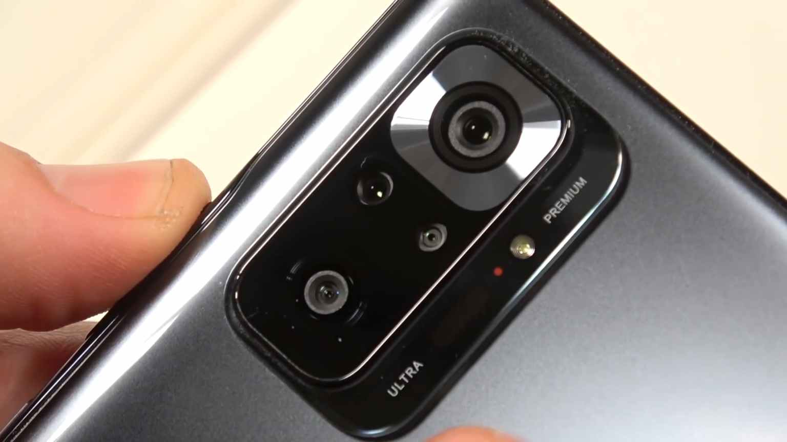 Vista cercana de las cámaras del Redmi Note 10 Pro