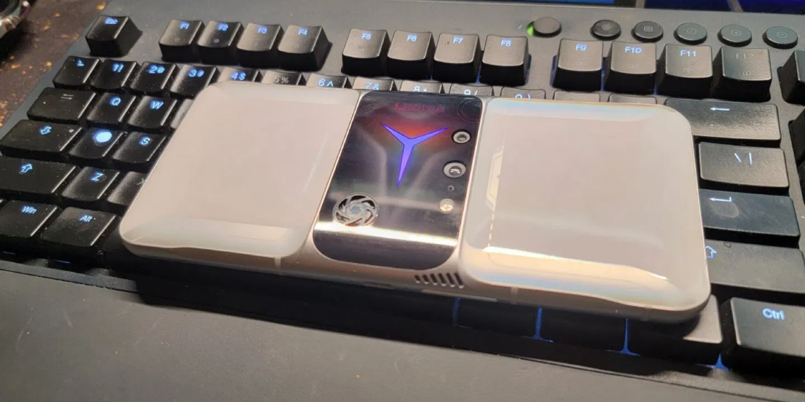 El nuevo smartphone para juegos de Lenovo en fotos en vivo: una unidad de cámara en el centro y un ventilador incorporado para la refrigeración