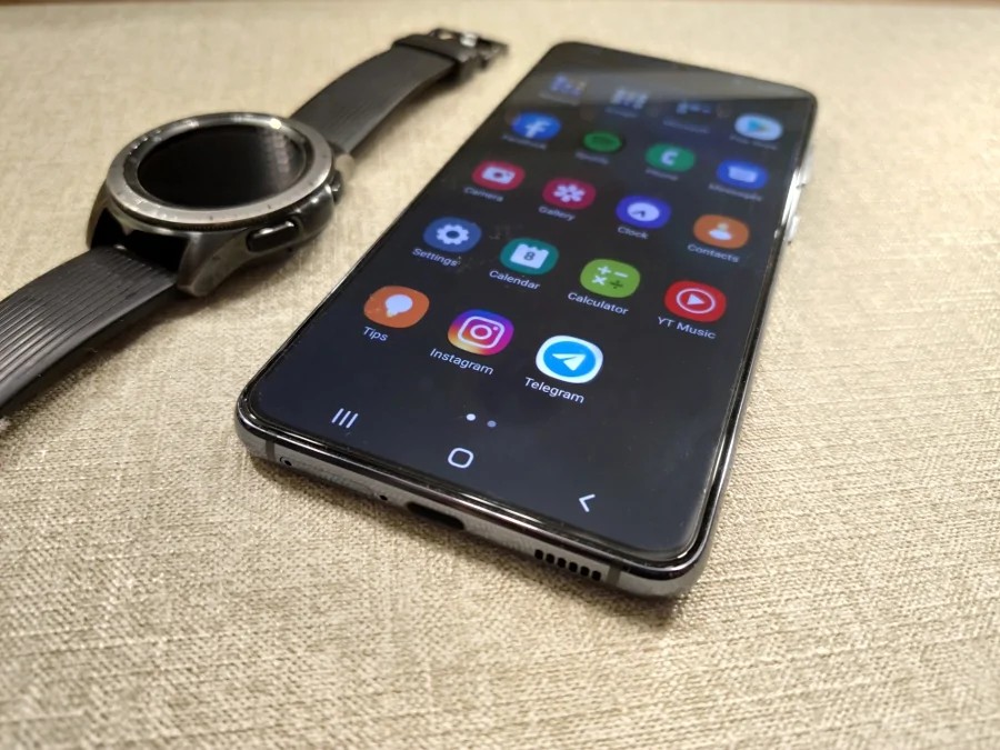 Teléfono S21 junto a un smartwatch
