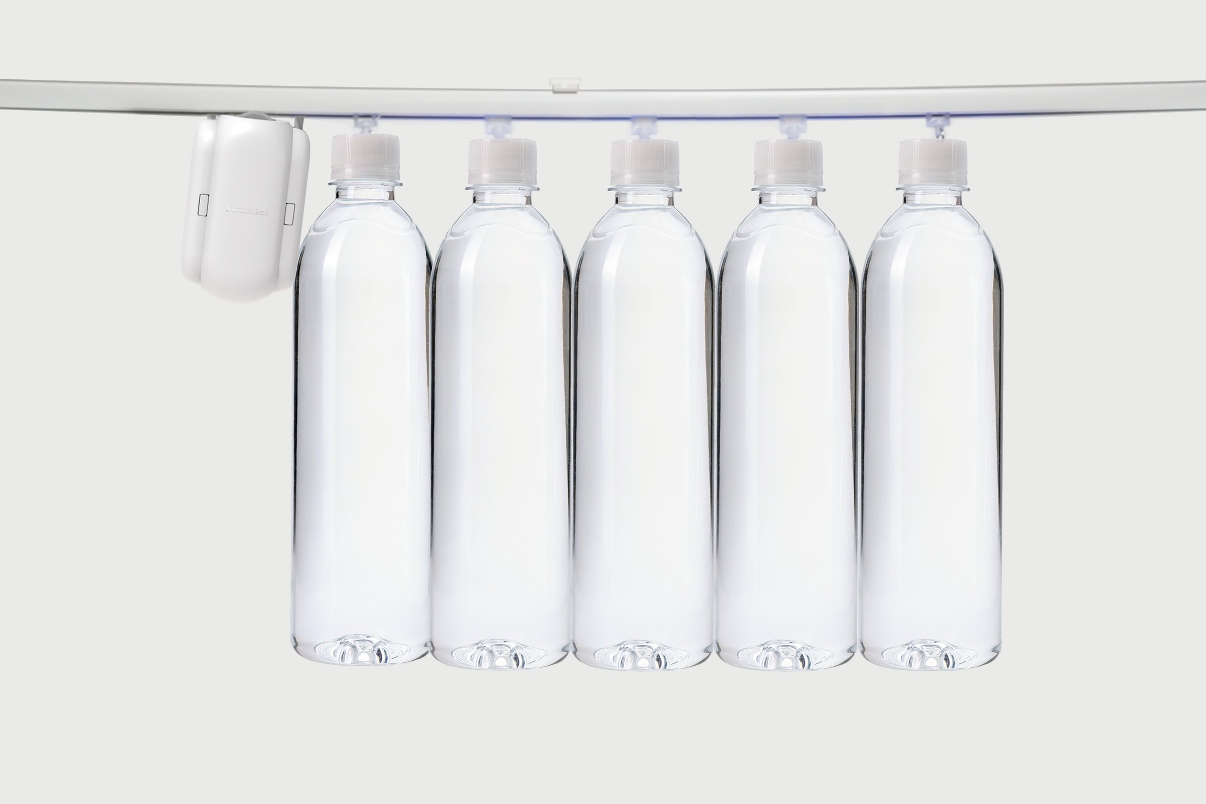 Botellas de agua junto a la cortina inteligente