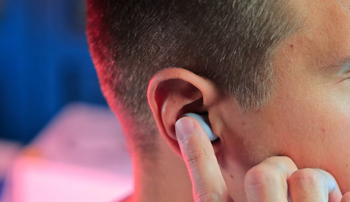 Auriculares de Xiaomi en los oídos