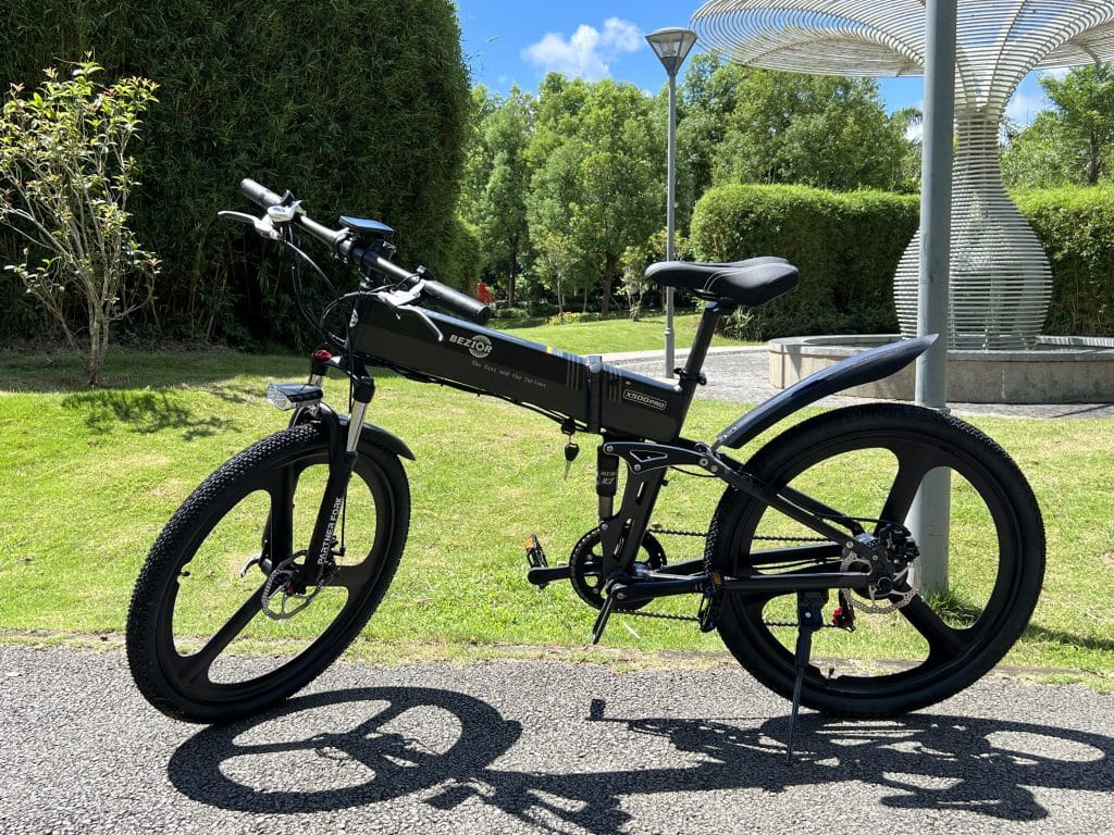 Bicicleta BEZIOR estacionada en un parque