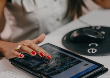 Mujer manejando una tablet