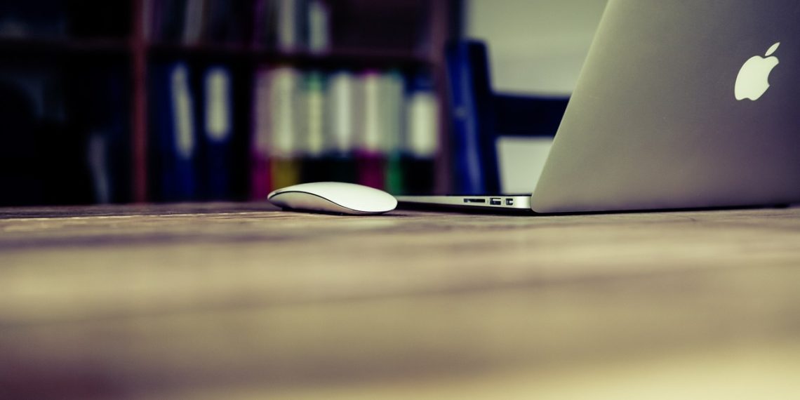 Oficina con portátiles de Apple