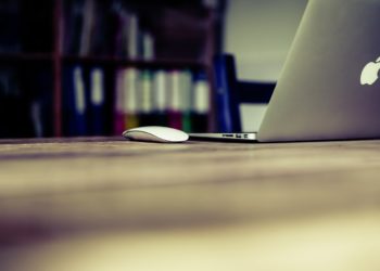 Oficina con portátiles de Apple