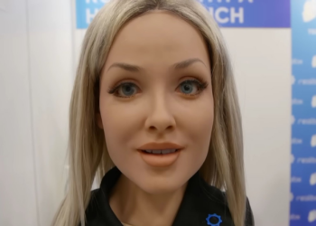 Aria: El robot femenino con IA para solteros
