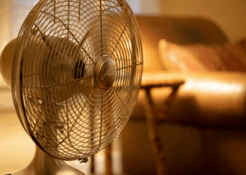 Dormir con el ventilador encendido: Un gasto casi insignificante