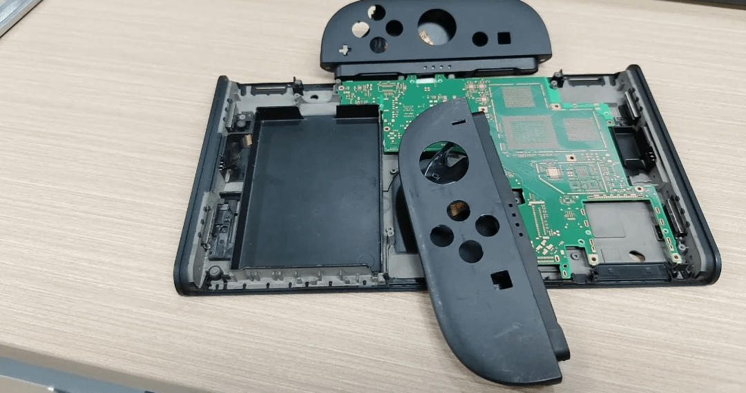 Proceso de sustitucion de bateria interna en una consola de Nintendo.