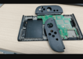 Proceso de sustitucion de bateria interna en una consola de Nintendo.