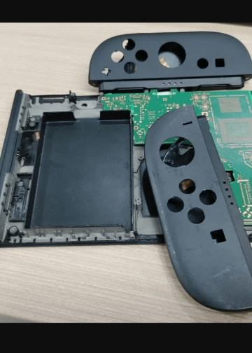 Proceso de sustitucion de bateria interna en una consola de Nintendo.