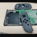 Proceso de sustitucion de bateria interna en una consola de Nintendo.
