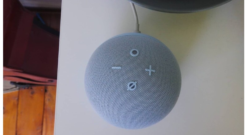 Altavoz sobre una superficie blanca