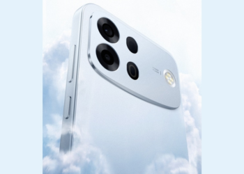 Primer plano del smartphone OPPO A7 Pro Max destacando su batería de gran capacidad y diseño posterior.