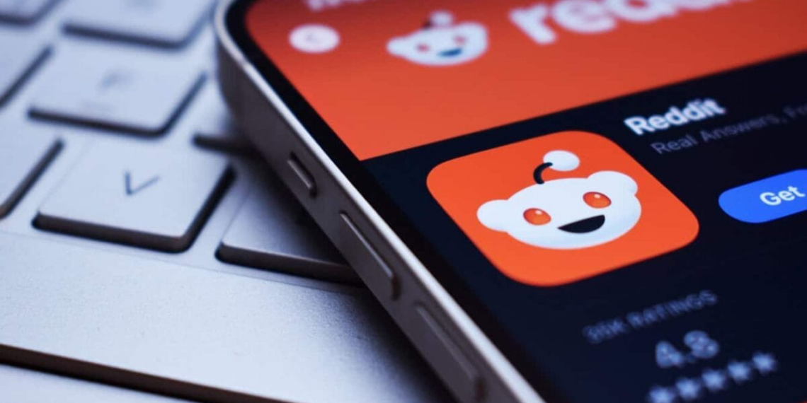 Logotipo de Reddit frente a la barra de búsqueda de Google simbolizando el conflicto por el entrenamiento de IA