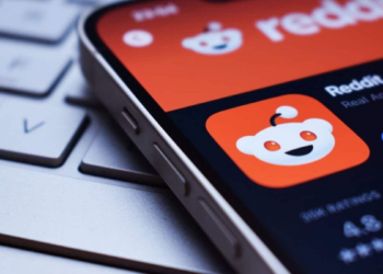 Logotipo de Reddit frente a la barra de búsqueda de Google simbolizando el conflicto por el entrenamiento de IA