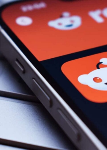 Logotipo de Reddit frente a la barra de búsqueda de Google simbolizando el conflicto por el entrenamiento de IA