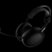 Concepto de los nuevos auriculares económicos de Sony junto a su estuche de carga.