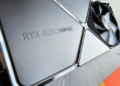 Tarjeta gráfica Nvidia GeForce RTX rodeada de etiquetas con porcentajes de subida de precio.