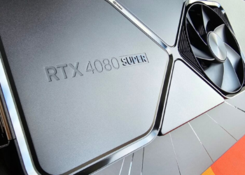 Tarjeta gráfica Nvidia GeForce RTX rodeada de etiquetas con porcentajes de subida de precio.