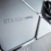 Tarjeta gráfica Nvidia GeForce RTX rodeada de etiquetas con porcentajes de subida de precio.