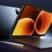 Concepto de la tablet Xiaomi Pad 9 Pro junto a un lápiz óptico y teclado magnético.